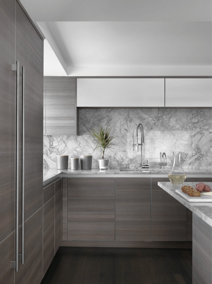 Cette image montre une cuisine encastrable minimaliste avec un évier encastré, un placard à porte plane, des portes de placard grises, parquet foncé et îlot.