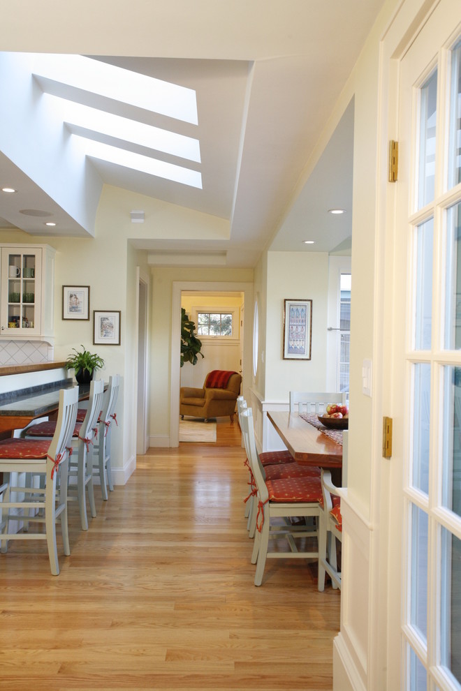 Example of a classic kitchen design in Boston