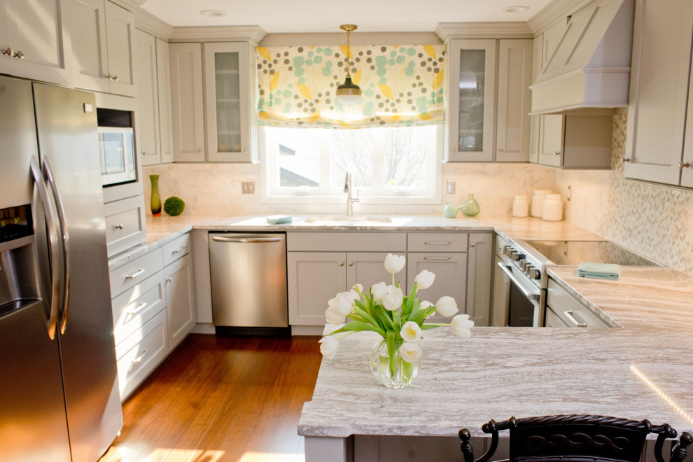 Exempel på ett litet lantligt flerfärgad flerfärgat kök, med en undermonterad diskho, luckor med infälld panel, grå skåp, bänkskiva i koppar, flerfärgad stänkskydd, stänkskydd i mosaik, rostfria vitvaror, mellanmörkt trägolv, en halv köksö och brunt golv