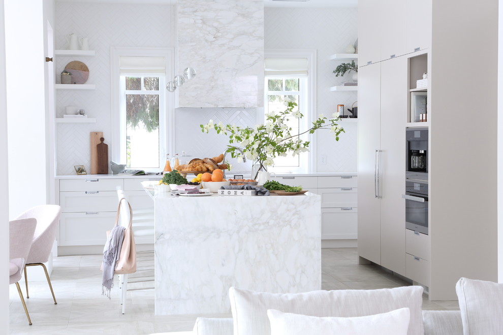 Idee per una cucina contemporanea con ante con riquadro incassato, ante bianche, top in marmo, paraspruzzi bianco, elettrodomestici in acciaio inossidabile e pavimento beige