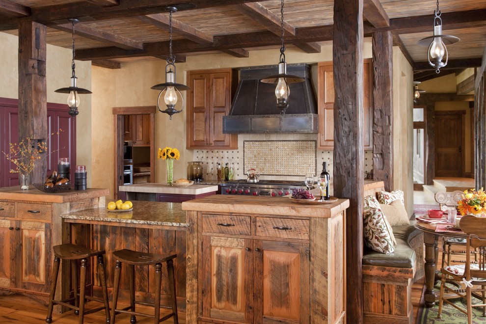 Bild på ett mellanstort rustikt kök, med luckor med infälld panel, skåp i mellenmörkt trä, träbänkskiva, beige stänkskydd, stänkskydd i mosaik, mellanmörkt trägolv, en köksö och brunt golv