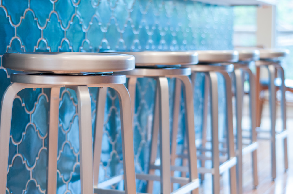 Esempio di un cucina con isola centrale design con paraspruzzi blu e paraspruzzi con piastrelle in ceramica