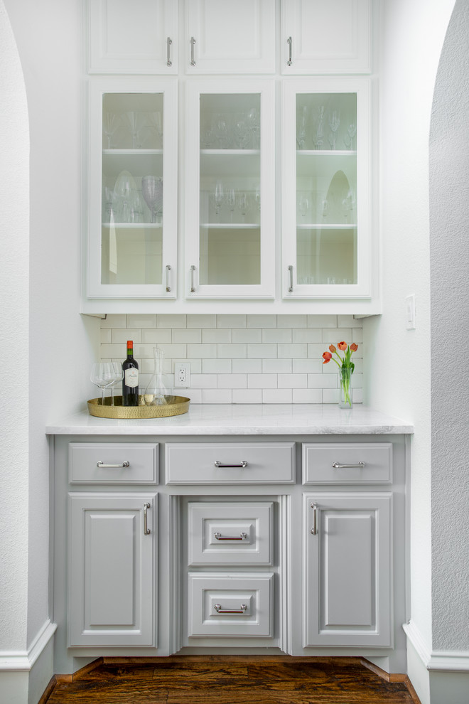 Inspiration för ett avskilt, mellanstort vintage vit vitt u-kök, med en undermonterad diskho, luckor med upphöjd panel, vita skåp, bänkskiva i kvarts, vitt stänkskydd, stänkskydd i keramik, rostfria vitvaror, mellanmörkt trägolv, en köksö och brunt golv