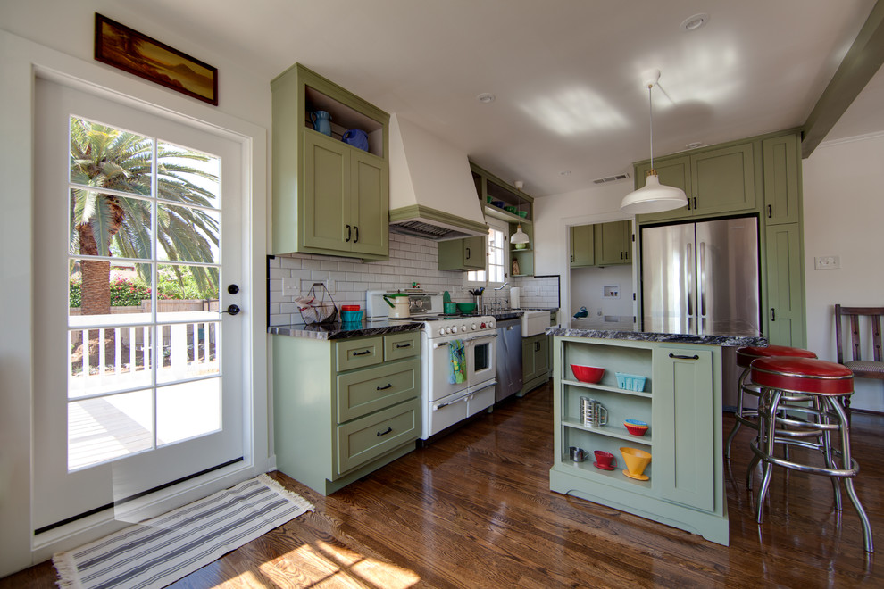 This is an example of a classic kitchen in Los Angeles.