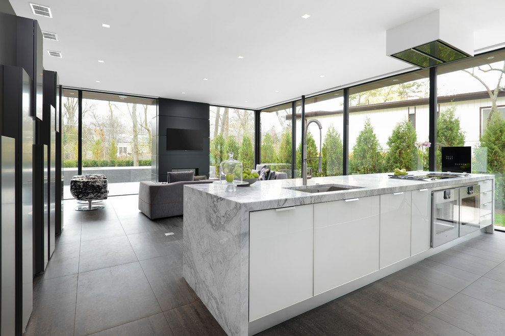 Esempio di una cucina design con ante bianche, top in quarzite, pavimento in gres porcellanato e pavimento grigio