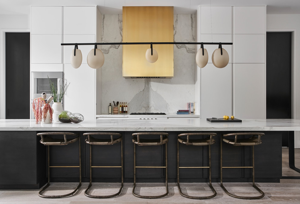 Immagine di una cucina contemporanea con ante lisce, ante bianche, paraspruzzi bianco, parquet chiaro, pavimento beige e top bianco