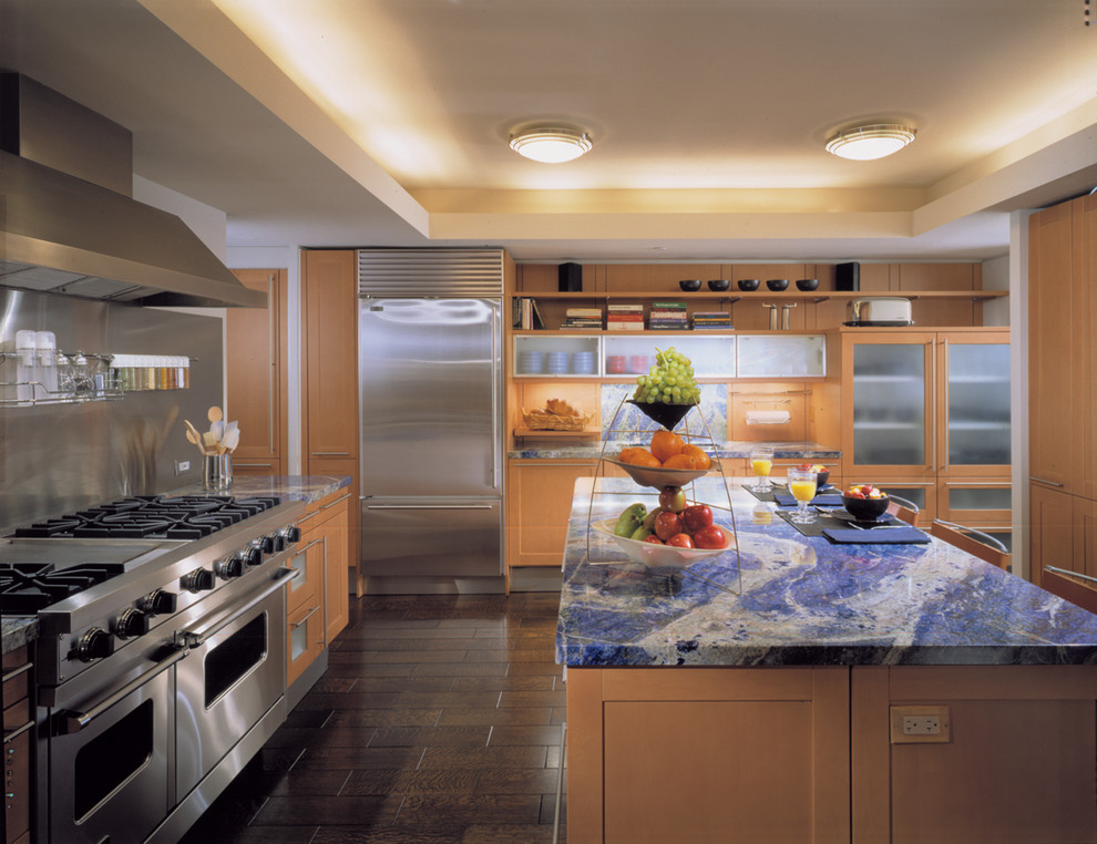 Aménagement d'une cuisine contemporaine avec un électroménager en acier inoxydable et un plan de travail bleu.