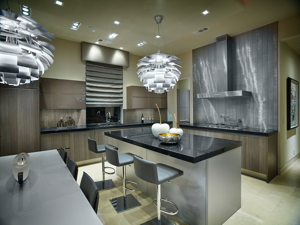 Immagine di un cucina con isola centrale design con lavello sottopiano, ante lisce, ante marroni, paraspruzzi a effetto metallico e paraspruzzi con piastrelle di metallo