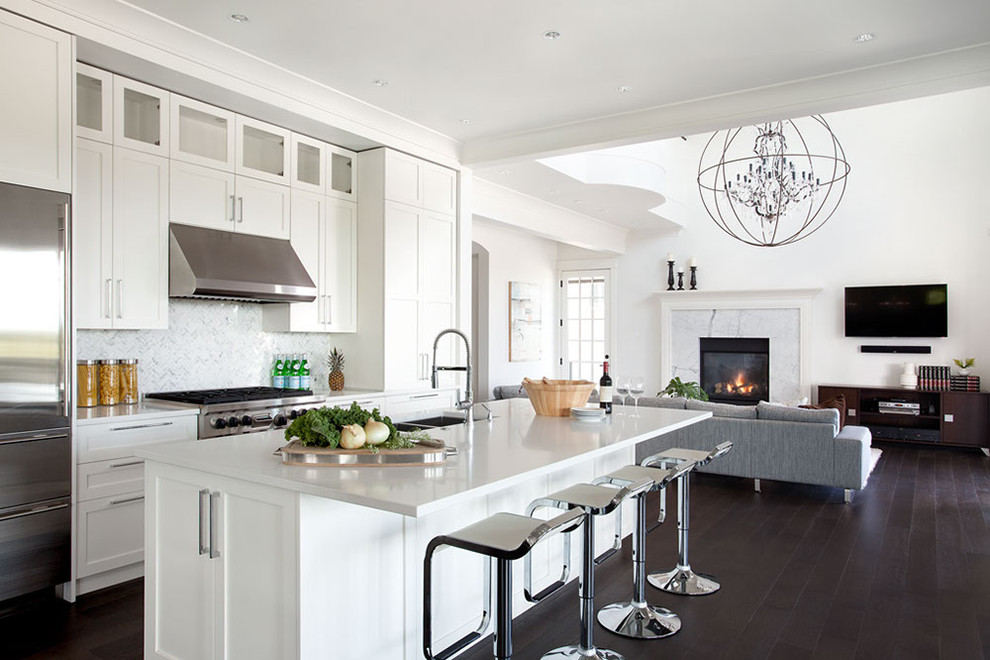Offene Moderne Küche mit Schrankfronten im Shaker-Stil, weißen Schränken, Küchenrückwand in Weiß, Rückwand aus Steinfliesen und Küchengeräten aus Edelstahl in Vancouver