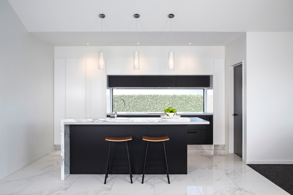 Idéer för ett mellanstort modernt kök, med släta luckor, marmorbänkskiva, rostfria vitvaror, klinkergolv i porslin, en köksö, vitt golv och fönster som stänkskydd