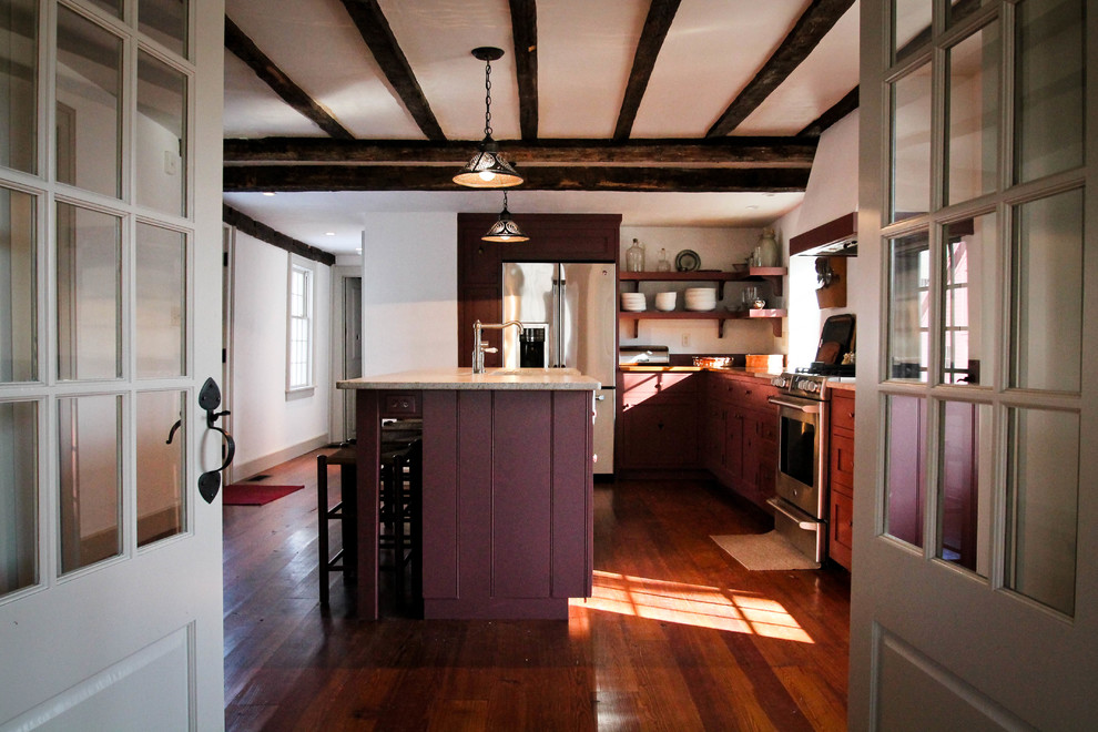 Inspiration för ett avskilt, mellanstort amerikanskt l-kök, med en undermonterad diskho, luckor med infälld panel, lila skåp, granitbänkskiva, rostfria vitvaror, mörkt trägolv, en köksö och brunt golv
