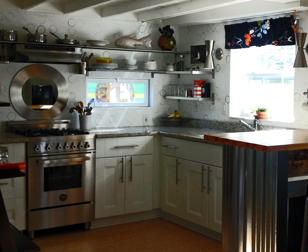 Mittelgroße Moderne Wohnküche ohne Insel in L-Form mit Waschbecken, Küchengeräten aus Edelstahl und Korkboden in Tampa