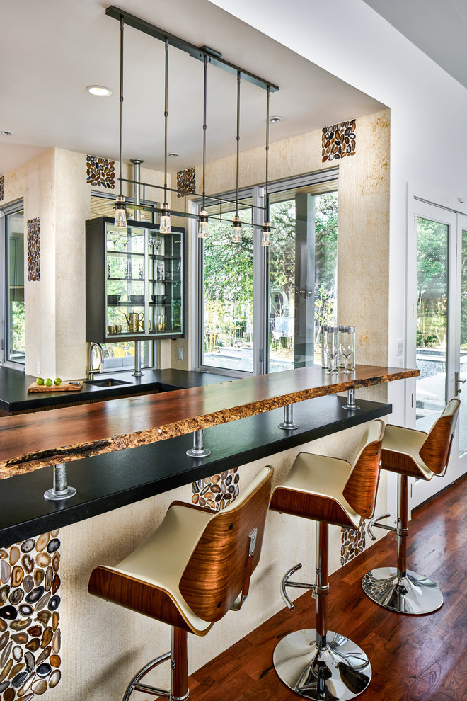 Immagine di una grande cucina a L contemporanea chiusa con top in quarzo composito, pavimento in legno massello medio, penisola e pavimento marrone