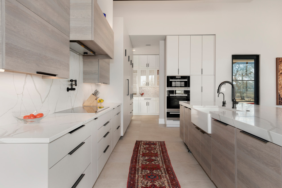Idéer för att renovera ett stort funkis vit vitt l-kök, med en köksö, en rustik diskho, släta luckor, vita skåp, vitt stänkskydd, stänkskydd i sten och beiget golv