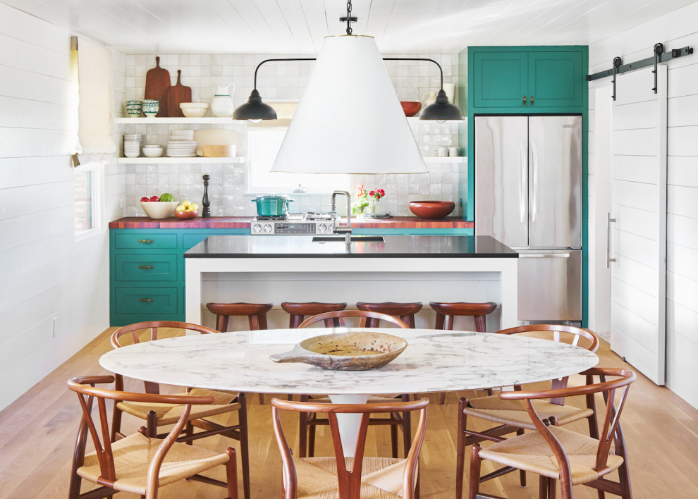 Foto på ett mellanstort lantligt brun linjärt kök och matrum, med en nedsänkt diskho, luckor med infälld panel, turkosa skåp, träbänkskiva, vitt stänkskydd, stänkskydd i keramik, rostfria vitvaror, ljust trägolv, en köksö och brunt golv