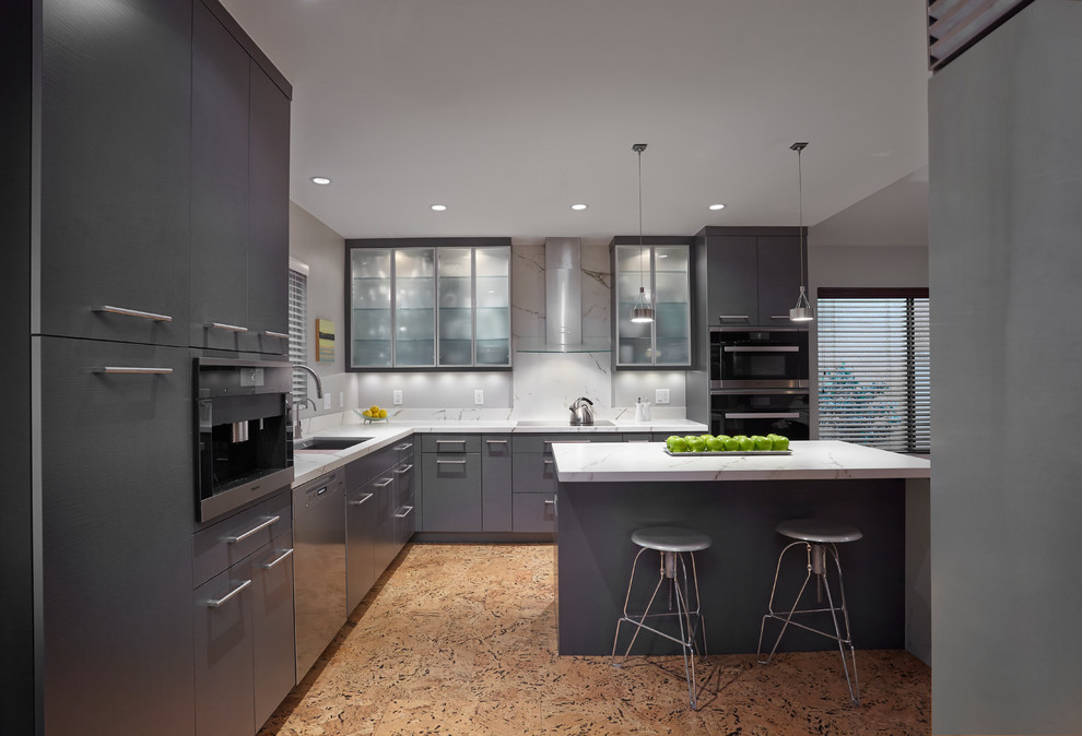 Inspiration för mellanstora moderna kök, med en undermonterad diskho, släta luckor, grå skåp, marmorbänkskiva, flerfärgad stänkskydd, stänkskydd i marmor, svarta vitvaror, korkgolv, en köksö och flerfärgat golv