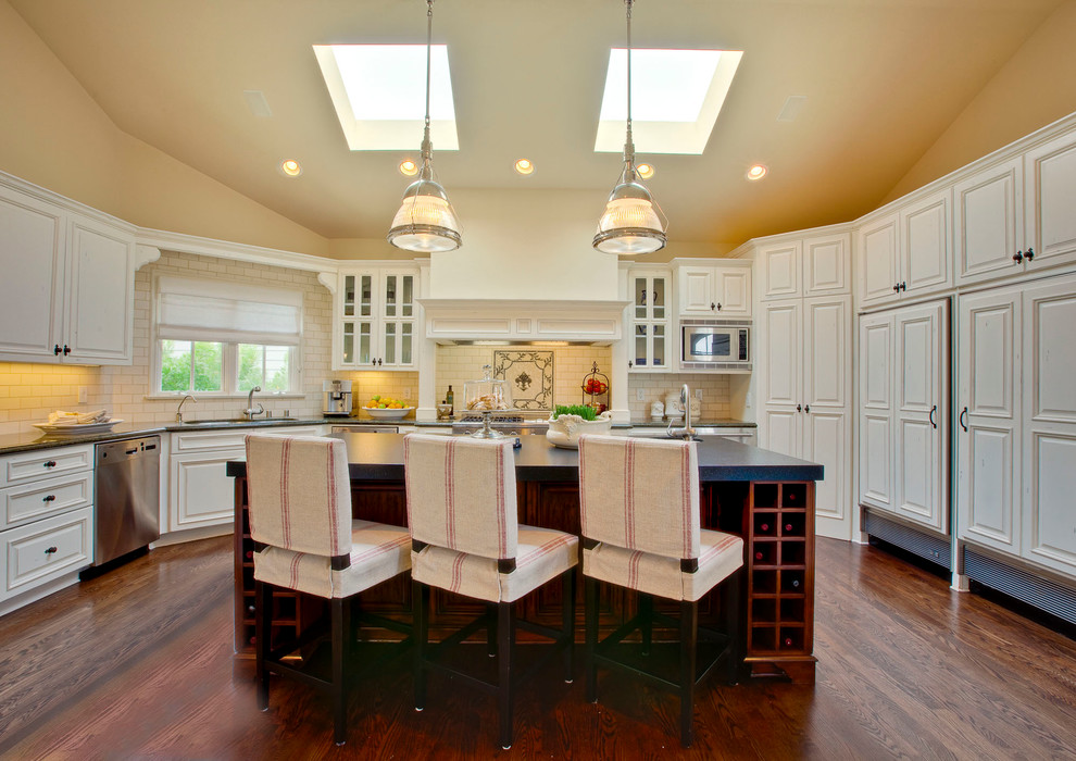 Photo of a traditional kitchen in Los Angeles.