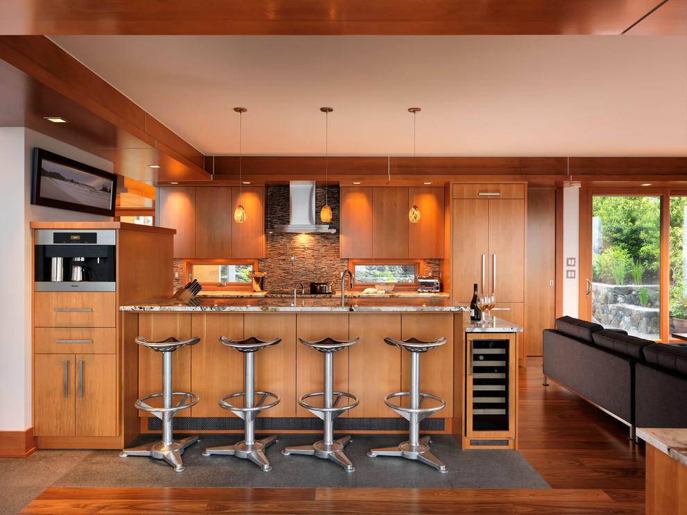 Foto di una cucina parallela contemporanea con ante lisce, ante in legno scuro, paraspruzzi marrone e elettrodomestici in acciaio inossidabile