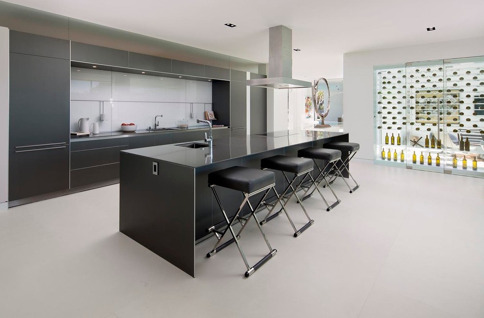 Foto di un'ampia cucina design con ante lisce, ante nere, paraspruzzi con lastra di vetro, elettrodomestici neri e pavimento in gres porcellanato