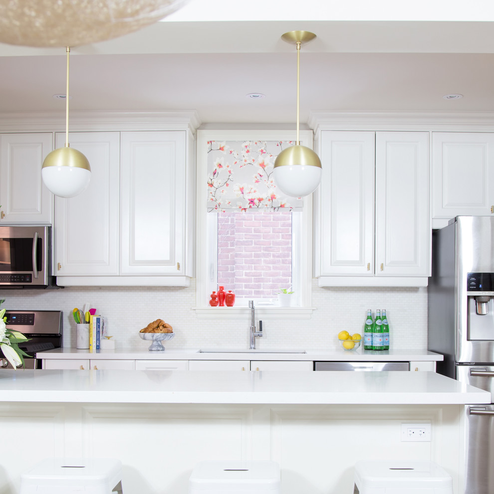 Foto på ett mellanstort vintage linjärt kök och matrum, med en undermonterad diskho, vita skåp, vitt stänkskydd, mellanmörkt trägolv, en köksö och luckor med upphöjd panel