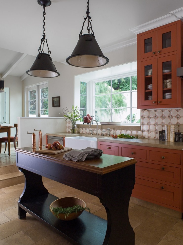 Exempel på ett mellanstort medelhavsstil kök, med en rustik diskho, orange skåp, luckor med infälld panel, bänkskiva i betong, flerfärgad stänkskydd, stänkskydd i terrakottakakel, rostfria vitvaror, kalkstensgolv, en köksö och brunt golv