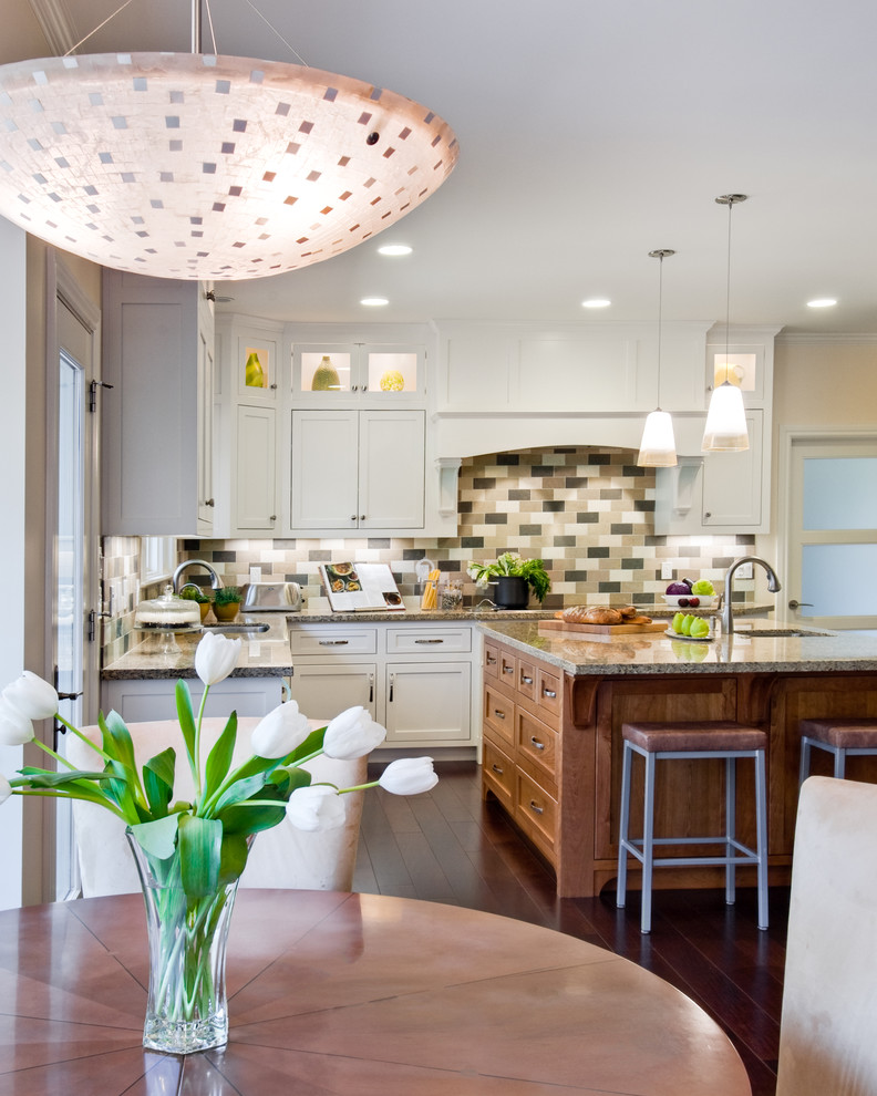 Große Moderne Wohnküche mit Granit-Arbeitsplatte, dunklem Holzboden, Unterbauwaschbecken, Schrankfronten mit vertiefter Füllung, weißen Schränken, Küchengeräten aus Edelstahl und Kücheninsel in San Francisco
