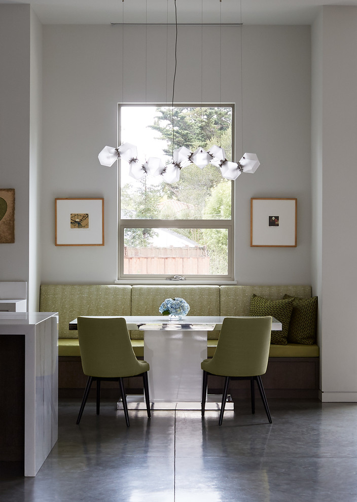 На фото: большая гостиная-столовая в стиле модернизм с бетонным полом и серым полом с