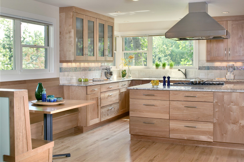 Источник вдохновения для домашнего уюта: кухня в современном стиле с гранитной столешницей и окном