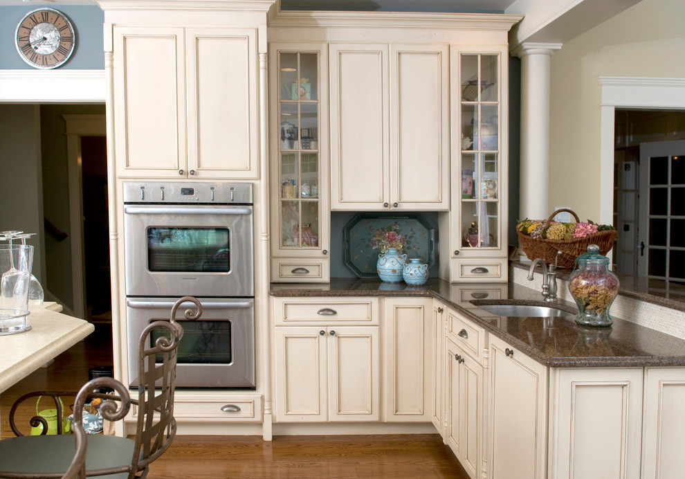 Klassisk inredning av ett kök, med rostfria vitvaror