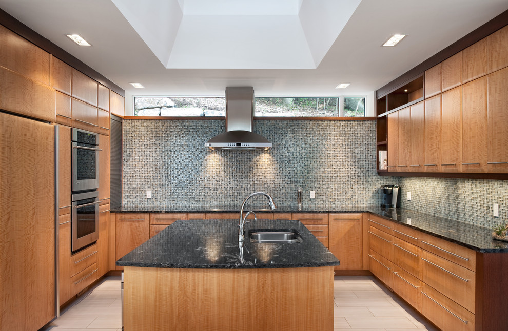Exempel på ett modernt kök, med stänkskydd i mosaik, integrerade vitvaror, släta luckor, skåp i ljust trä, en dubbel diskho och grått stänkskydd