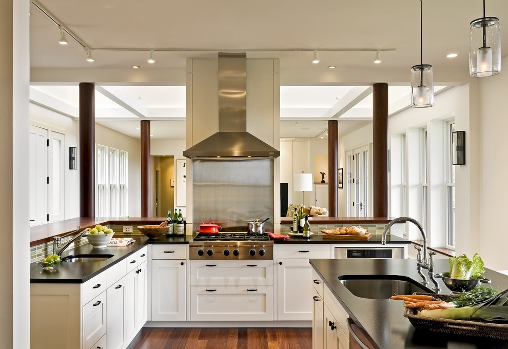 Offene Moderne Küche mit Küchengeräten aus Edelstahl, Unterbauwaschbecken, Schrankfronten im Shaker-Stil und weißen Schränken in Burlington