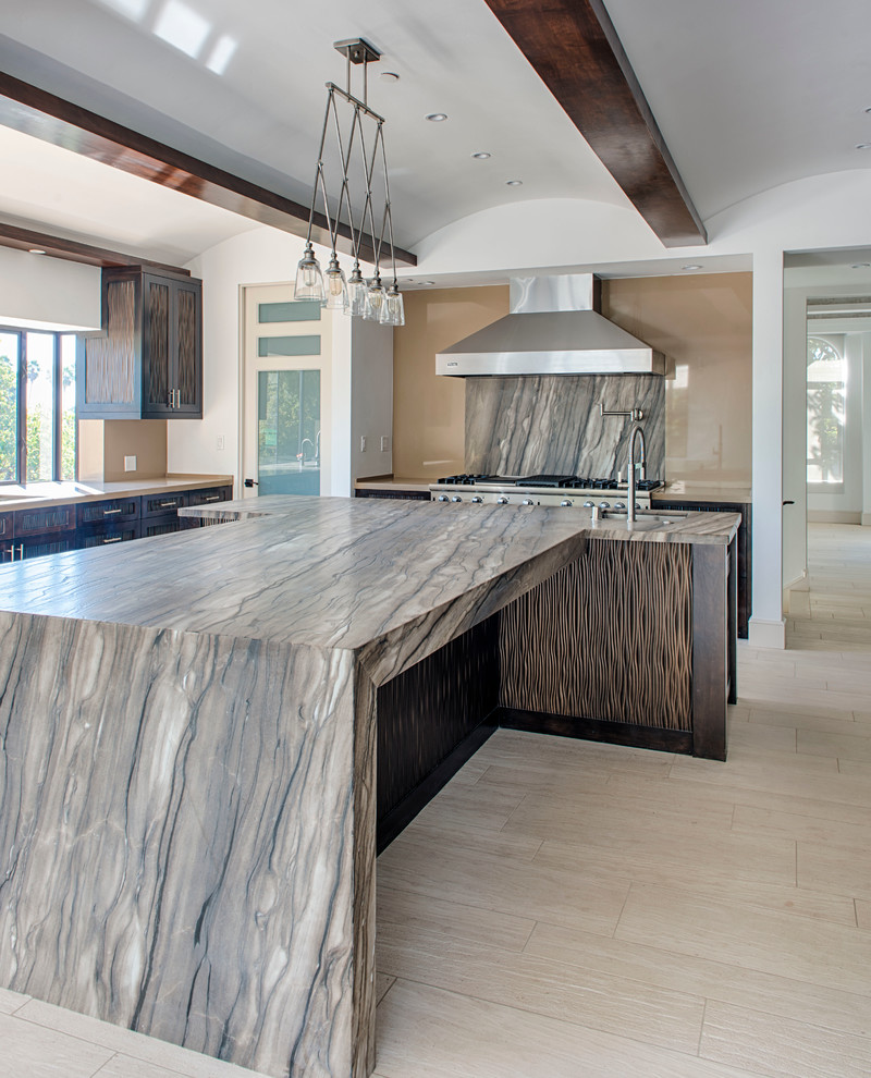 Foto di un cucina con isola centrale minimalista con top in marmo, paraspruzzi in lastra di pietra e pavimento in pietra calcarea