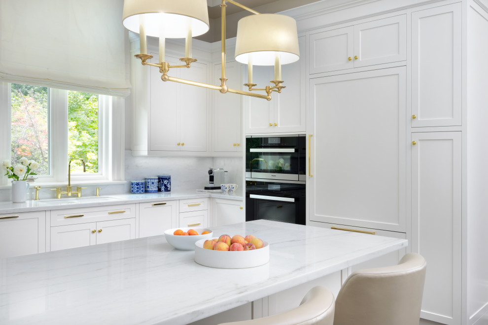 Inspiration för stora klassiska vitt kök, med en undermonterad diskho, skåp i shakerstil, vita skåp, marmorbänkskiva, vitt stänkskydd, stänkskydd i marmor, integrerade vitvaror, mellanmörkt trägolv, en halv köksö och brunt golv