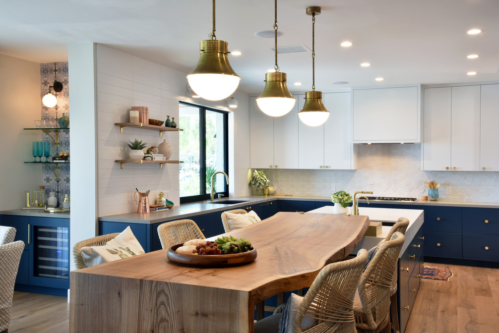 Immagine di una cucina abitabile moderna con pavimento in legno massello medio e pavimento marrone