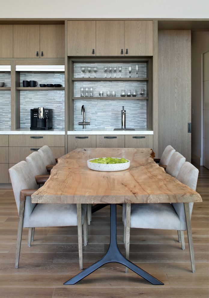 Immagine di una cucina design con pavimento in legno massello medio