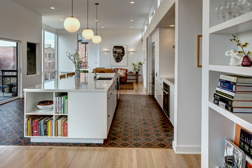 シアトルにあるコンテンポラリースタイルのおしゃれなキッチン (ダブルシンク、白いキャビネット、フラットパネル扉のキャビネット) の写真