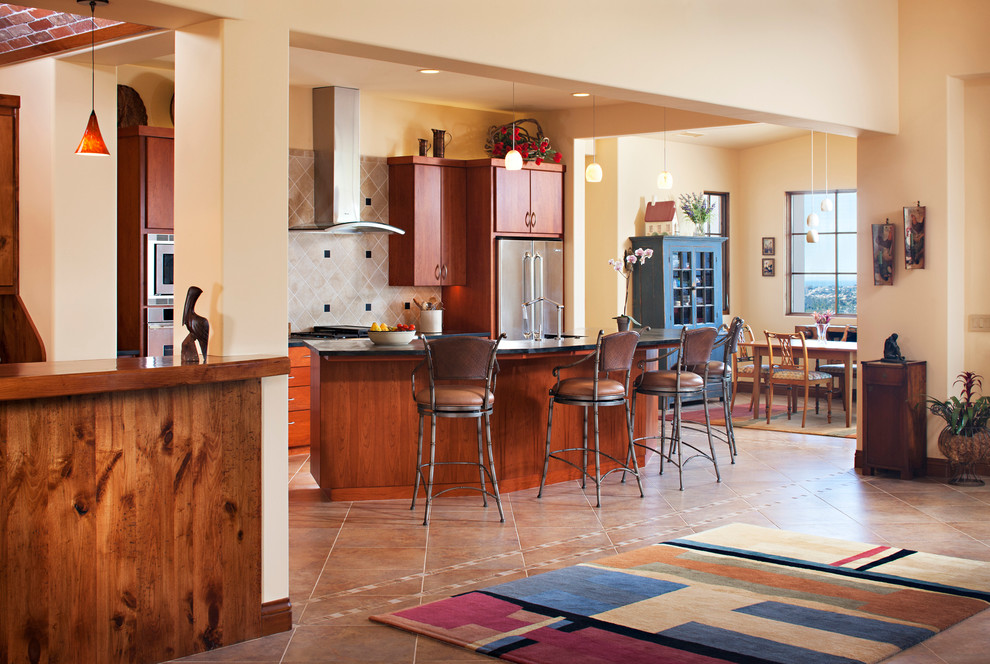 Große, Zweizeilige Moderne Wohnküche mit Küchengeräten aus Edelstahl, flächenbündigen Schrankfronten, hellbraunen Holzschränken, Terrakottaboden und Kücheninsel in San Diego