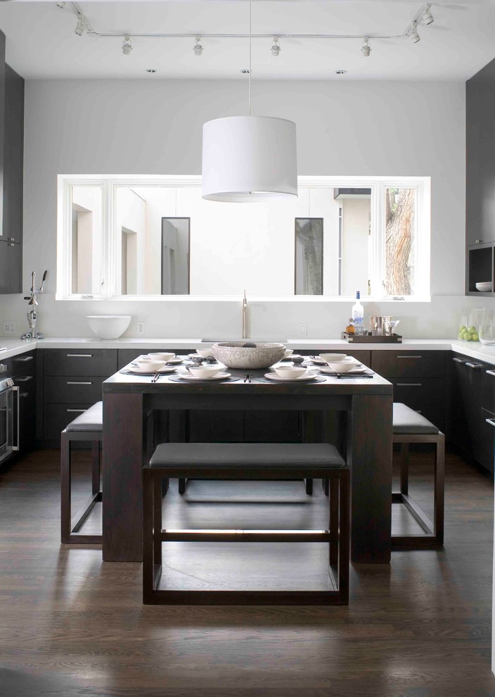 Foto di una cucina ad U design chiusa con ante lisce e ante in legno bruno