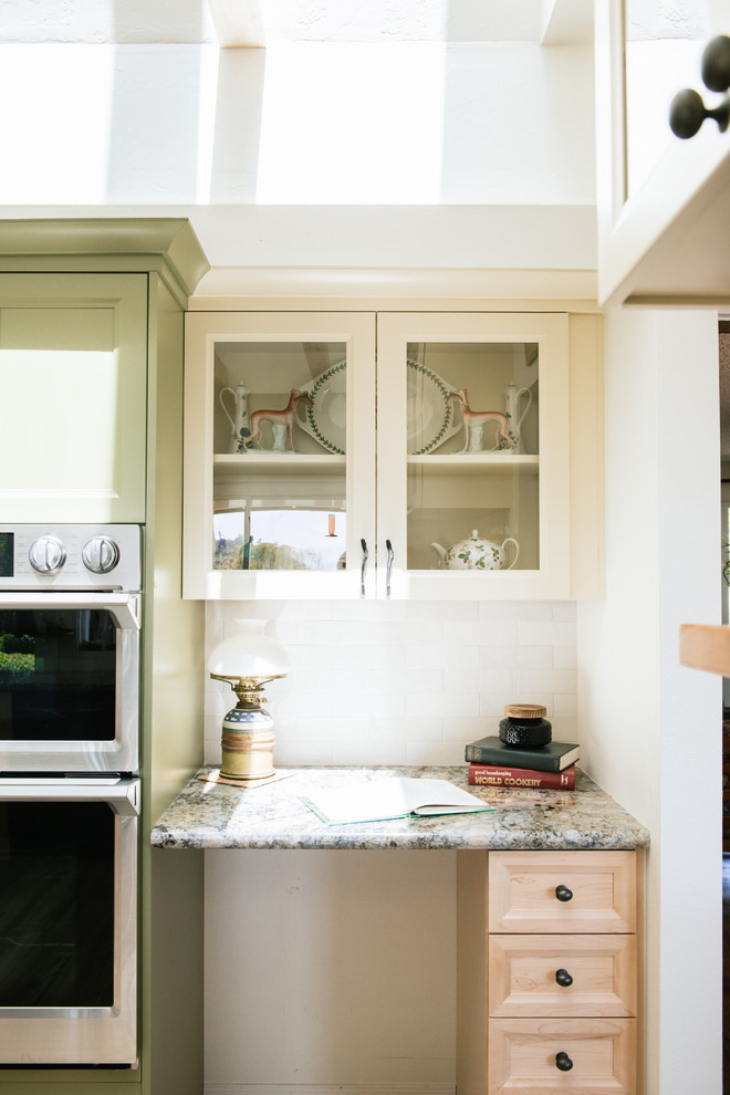 Exempel på ett mellanstort klassiskt blå blått kök, med en dubbel diskho, luckor med infälld panel, skåp i ljust trä, granitbänkskiva, vitt stänkskydd, stänkskydd i tunnelbanekakel, rostfria vitvaror, vinylgolv, en halv köksö och flerfärgat golv