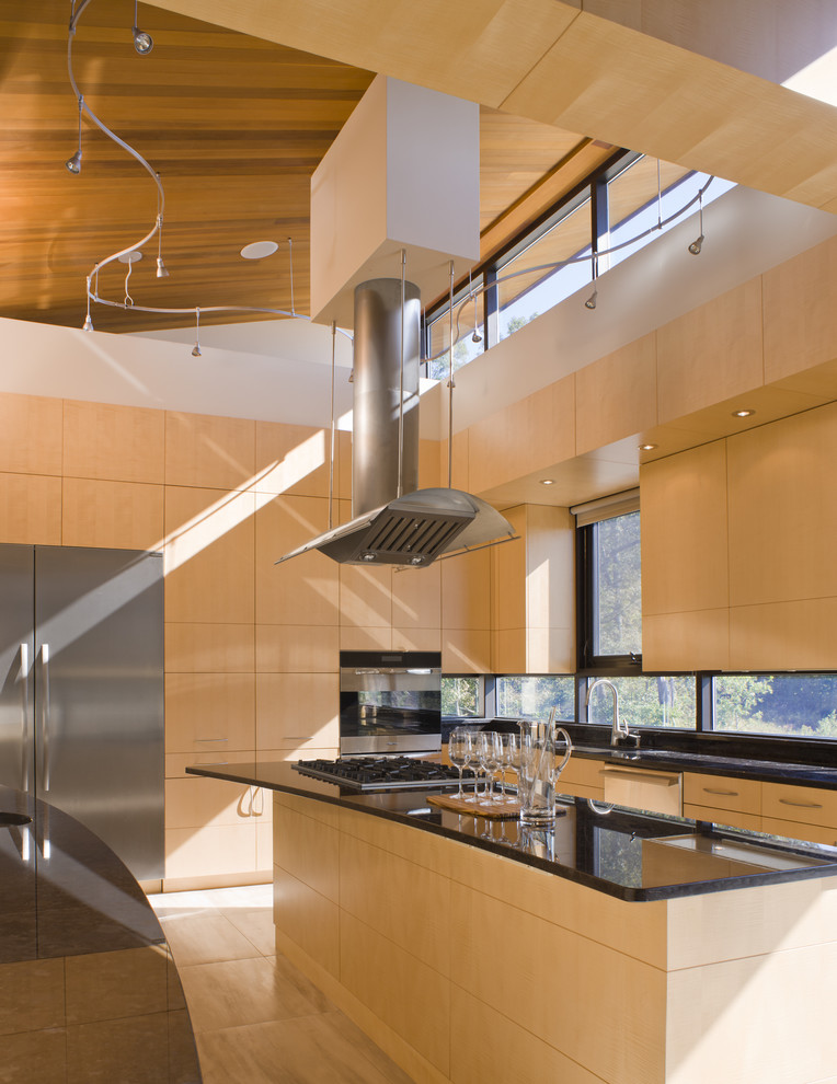 На фото: кухня в современном стиле с техникой из нержавеющей стали и окном с