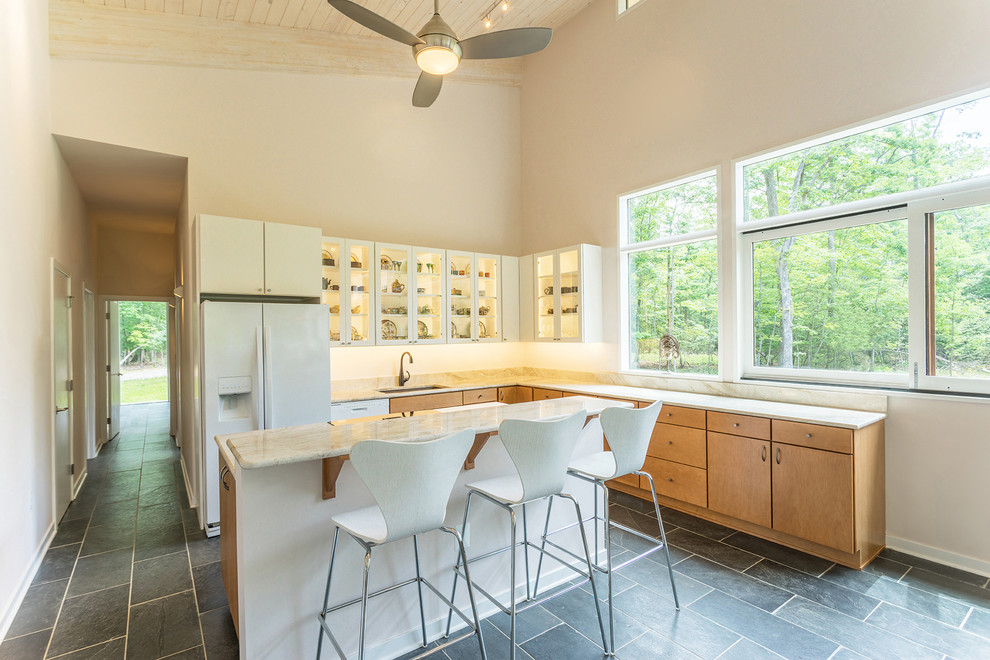 Offene Moderne Küche in L-Form mit Glasfronten, weißen Schränken, Granit-Arbeitsplatte, Küchenrückwand in Beige, weißen Elektrogeräten und Kücheninsel in Washington, D.C.
