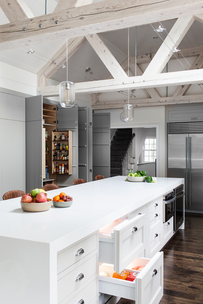 ボストンにある巨大なトランジショナルスタイルのおしゃれなキッチン (落し込みパネル扉のキャビネット、白いキャビネット、シルバーの調理設備) の写真