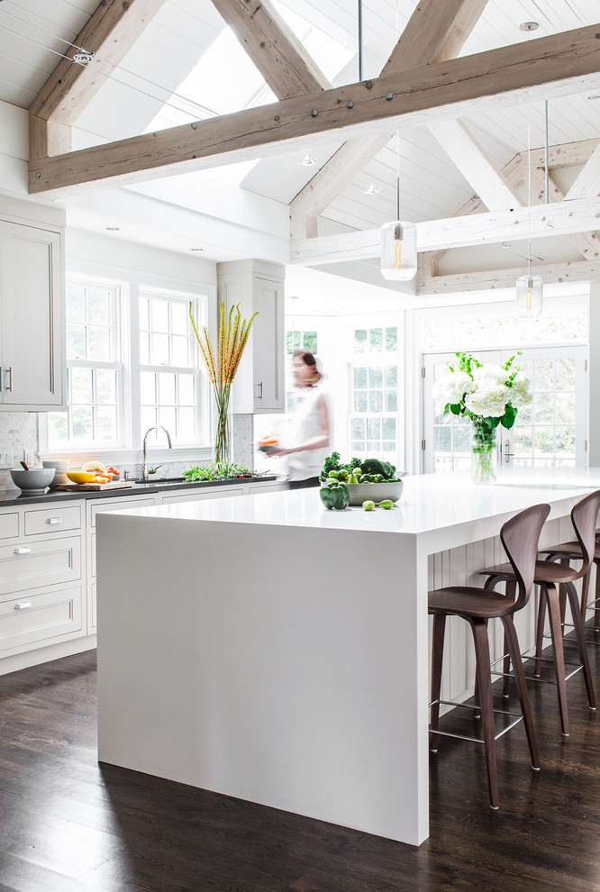 Klassische Küche mit Schrankfronten mit vertiefter Füllung, weißen Schränken und Küchenrückwand in Weiß in Boston
