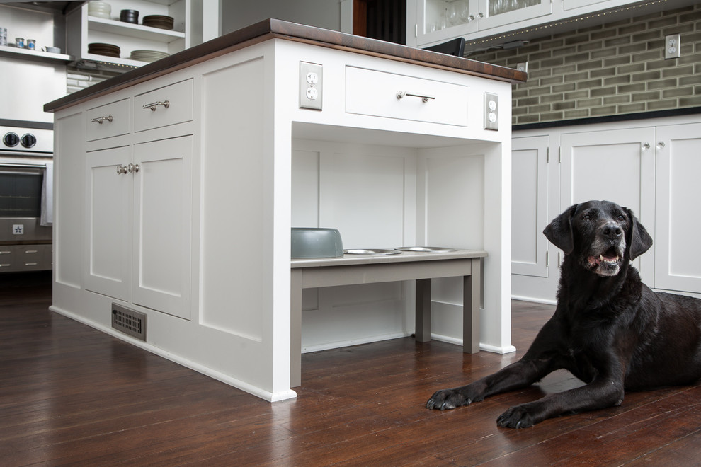 Kitchen - traditional kitchen idea in Portland