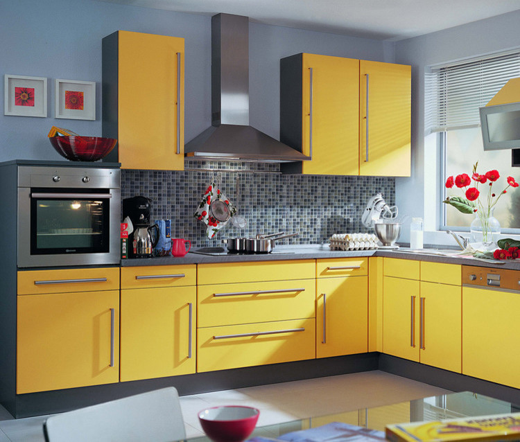 Idee per una cucina boho chic di medie dimensioni con ante gialle, paraspruzzi grigio e paraspruzzi con piastrelle a mosaico