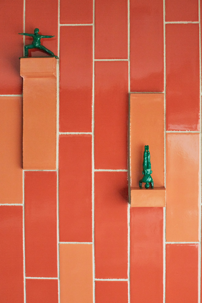 Bild på ett avskilt, mellanstort funkis parallellkök, med en enkel diskho, luckor med glaspanel, skåp i mellenmörkt trä, bänkskiva i kvarts, orange stänkskydd, stänkskydd i keramik, rostfria vitvaror, klinkergolv i porslin och grått golv