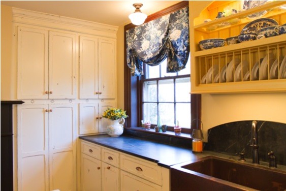 Example of a classic kitchen design in Richmond