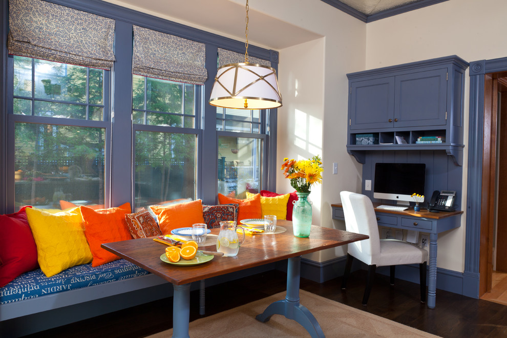 На фото: п-образная кухня среднего размера в классическом стиле с обеденным столом, паркетным полом среднего тона, фасадами с декоративным кантом, синими фасадами и островом