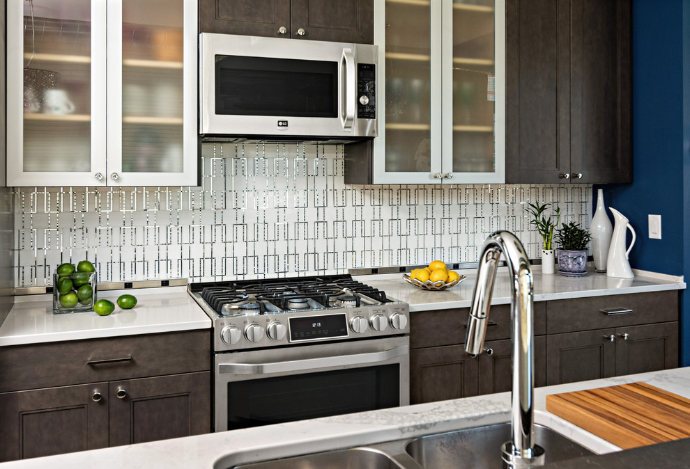 Exempel på ett mellanstort modernt vit vitt kök, med en undermonterad diskho, skåp i shakerstil, grå skåp, bänkskiva i kvarts, vitt stänkskydd, stänkskydd i marmor, rostfria vitvaror, mellanmörkt trägolv, en köksö och grått golv