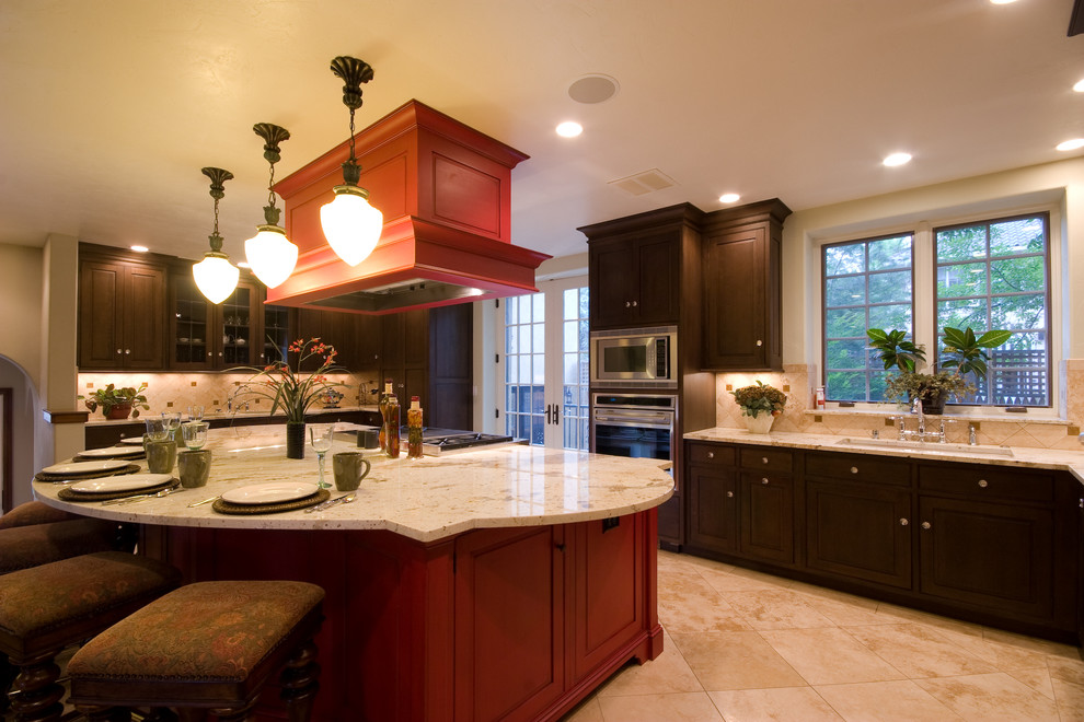Exempel på ett mycket stort medelhavsstil flerfärgad flerfärgat kök, med en undermonterad diskho, luckor med upphöjd panel, skåp i mörkt trä, marmorbänkskiva, flerfärgad stänkskydd, stänkskydd i stenkakel, integrerade vitvaror, klinkergolv i porslin och en köksö